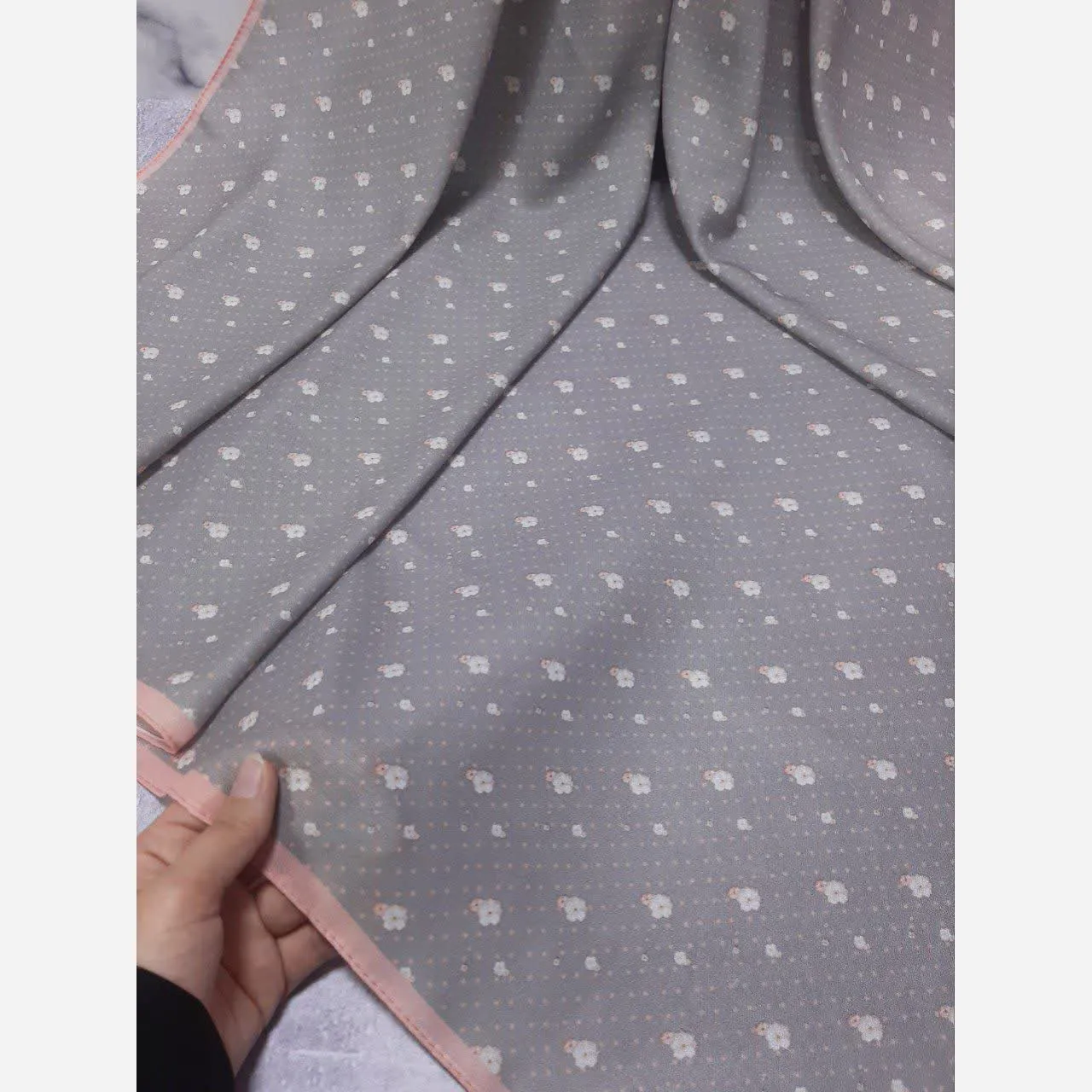 روسری نخ کاستوم طرح شکوفه بهاری خال خالی ریز قواره بزرگ 140x140