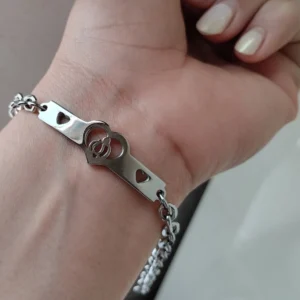 دستبند استیل زنانه رنگ ثابت و ضد حساسیت سایز مدیوم رنگ نقره ای - بلو قسط | خرید اقساطی و آنلاین